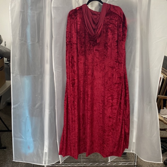 Red floor length hooded cape - Picture 2 of 3